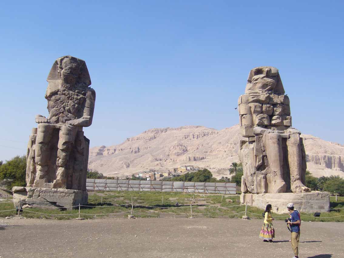 El tercer coloso de Memnon ya está en pie